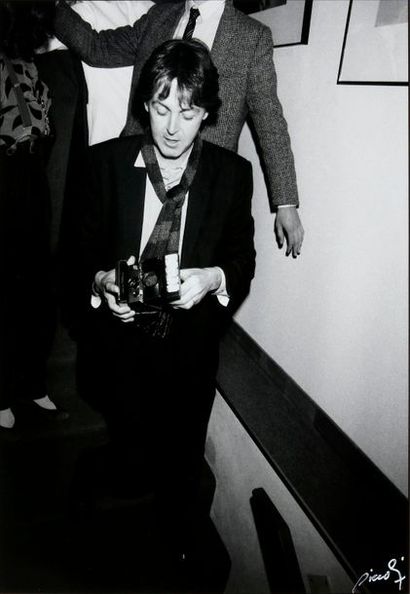 null SICCOLI Patrick (né en 1955). Paul McCartney avec un Polaroid. Tirage argentique,...