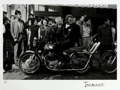null BURLOT Jacques (né en 1947). Johnny Hallyday sur sa moto. Tirage argentique...