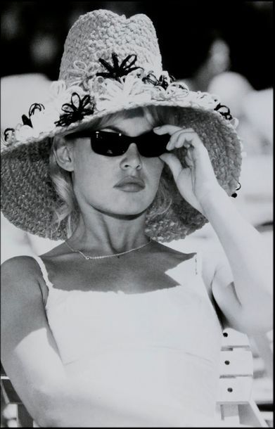 null MORIN Patrick (1928-2002). Brigitte Bardot «chapeau Barthet» et lunettes de...