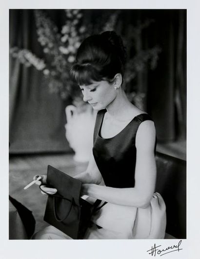 null FOURNOL Luc (1931-2007). Audrey Hepburn, 1962. Tirage argentique signé et cachet...