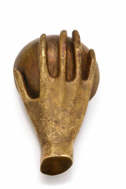 null Alberto GIACOMETTI (1901-1966)

Main avec coupelle. Sculpture en bronze doré....