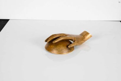 null Alberto GIACOMETTI (1901-1966)

Main avec coupelle. Sculpture en bronze doré....