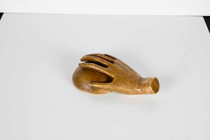 Alberto GIACOMETTI (1901-1966) 
Main avec coupelle. Sculpture en bronze doré. H....
