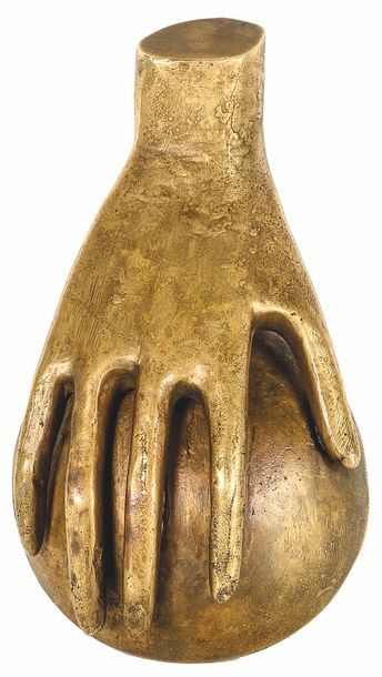  Alberto GIACOMETTI (1901-1966) 
Main avec coupelle. Sculpture en bronze doré. H....