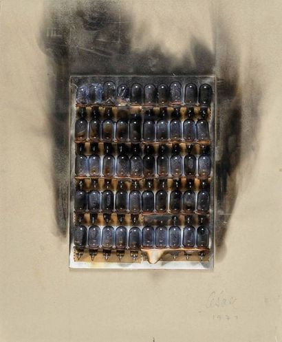  CÉSAR (1921-1998) 
Combustion de flash. 1979. Collage d’ampoules de flash calcicées...