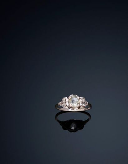 null Bague en or gris 18K 750‰ et platine 900‰, centrée d’un diamant de taille rose,...