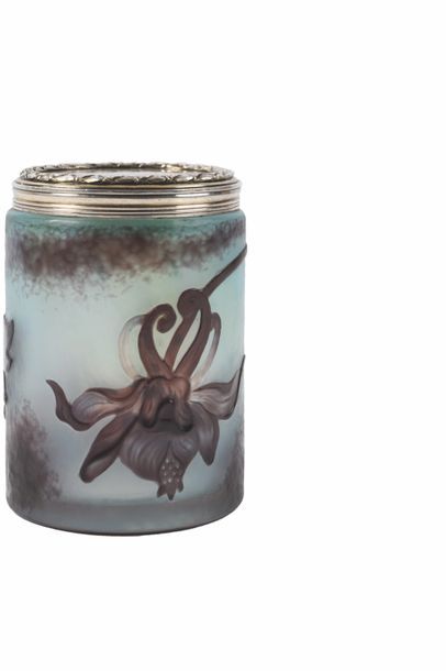 null Daum

Bonbonnière de forme cylindrique en verre gravé à l’acide

à décor d’orchidée...