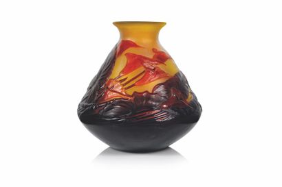  Gallé 
Vase de forme pansue trapézoïdale à col retourné en verre 
gravé à l’acide...