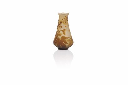 null Gallé

Vase de forme pansue à col chantourné en verre gravé à

l’acide à décor...