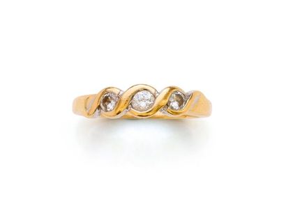 null Bague en or jaune 18K 750‰, «trilogie» sertie de

trois diamants brillantés....