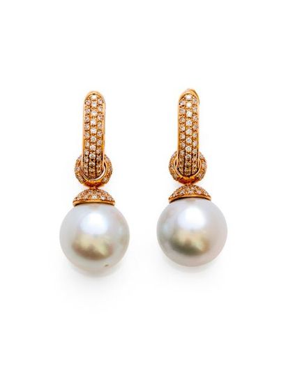 null Paire de pendants d’oreilles en or rose 18K

750‰, composés de perles de cultures...