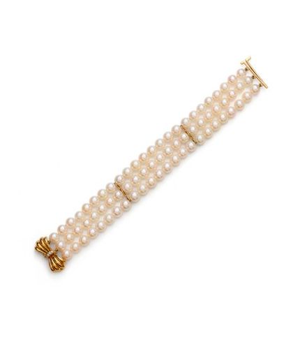 null Bracelet composé de 3 rangs de perles de

culture, fermoir en or jaune 18K 750...