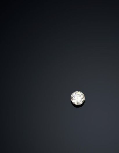 null Solitaire en or gris 18K (750/1000) serti d’un diamant de taille ancienne pesant...