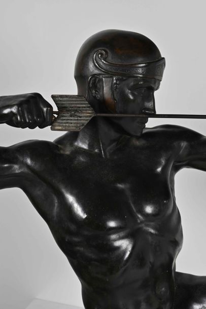 null Rudolf KAESBACH (1873-1955) Archer à genoux. Bronze à patine noire. Signée sur...