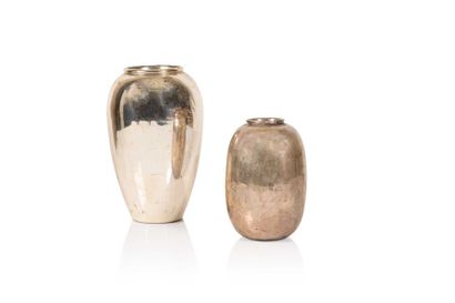 null D. I. M. Deux vases en métal argenté de forme ovale. Usures au métal. Signés....