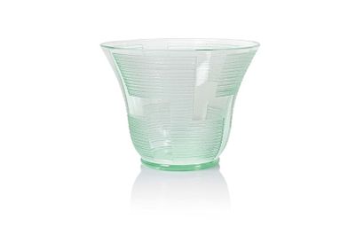 null DAUM Vase de forme ouverte en verre gravé à l’acide à décor géométrique dans...