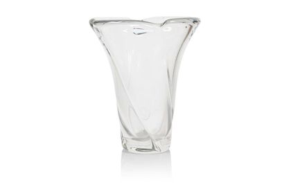 null DAUM Vase en cristal de forme ouverte à col trilobé. Années 1950. Signé. H....