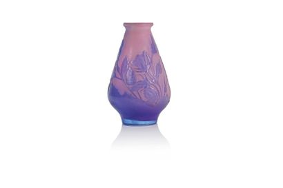  GALLÉ Vase de forme conique en verre gravé à l’acide à décor floral bleu sur fond...