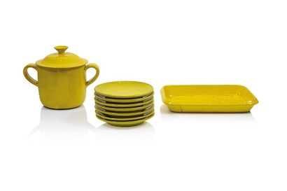 null Robert PICAULT (1919-2000) Ensemble de pièces en céramique jaune, 7 assiettes,...