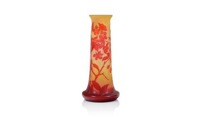  GALLÉ Vase tubulaire en verre gravé à l’acide à décor floral rouge sur fond jaune....