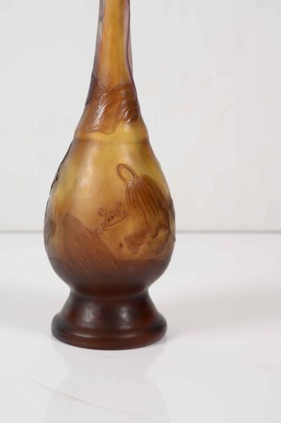  GALLÉ « Campanules » Vase soliflore sur piédouche à corps bombé en verre gravé à...