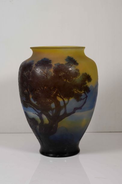 null GALLÉ « Le lac de Côme » Important vase de forme pansue à col retourné en verre...