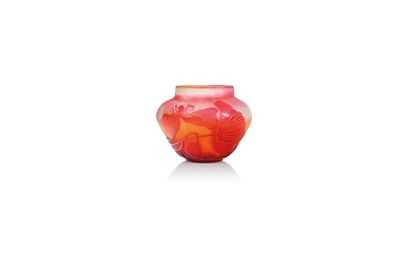  GALLÉ Vase de forme boule à petit col en verre gravé à l’acide à décor de pommiers...
