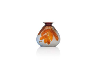  GALLÉ Vase de forme triangulaire à petit col en verre gravé à l’acide à décor de...