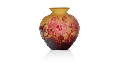  GALLÉ Vase de forme bombée en verre gravé à l’acide à décor floral rouge sur fond...