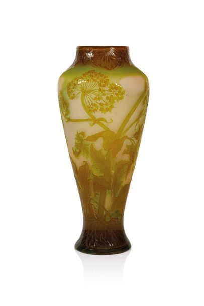 null GALLÉ « Ombelles » Vase balustre à col droit en verre gravé à l’acide à décor...