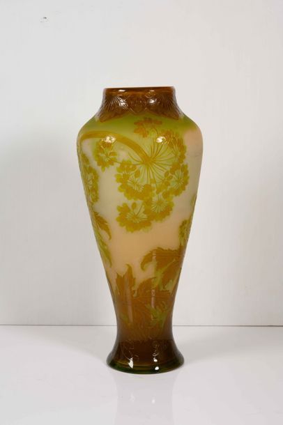  GALLÉ « Ombelles » Vase balustre à col droit en verre gravé à l’acide à décor d’ombelles...