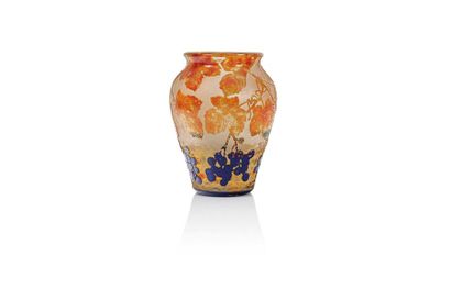 null Daum Vase de forme bombée à col ouvert en verre gravé à l’acide et coloré par...
