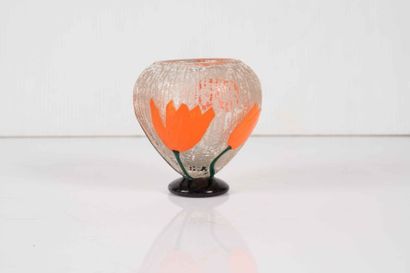 null Daum « Tulipes » Vase de forme conique sur piédouche noir en verre gravé à l’acide...