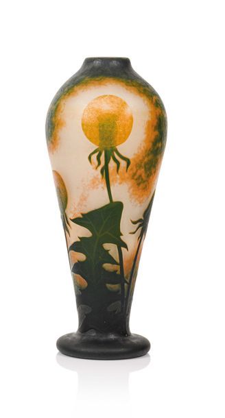 null Daum « Pissenlits » Vase de forme balustre à petit col sur piédouche à décor...