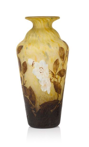 Daum « Cognassiers du Japon » Vase de forme...