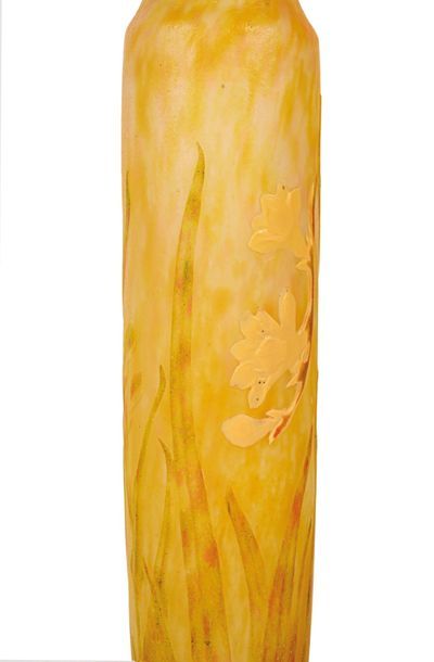  Daum « Freesias » Vase soliflore à corps cylindrique sur piédouche en verre gravé...