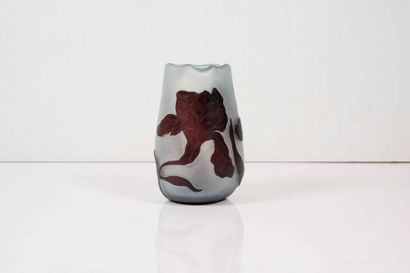  Daum « Iris » Vase de forme pansue à col trilobé à décor d’iris violet foncé gravé...