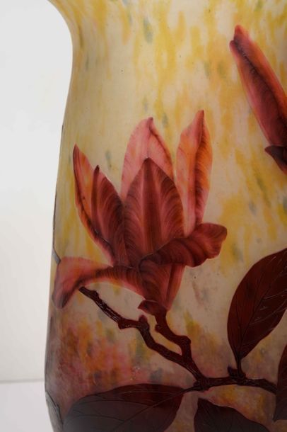 null Daum « Tulipiers » Vase de forme renflée à col ouvert en verre gravé à l’acide...