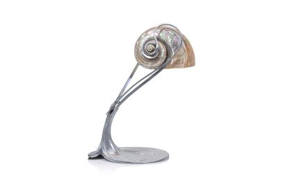  Gustav GURSCHNER Lampe «  Nautilus  » à piétement en métal patinéargent et abat-jour...