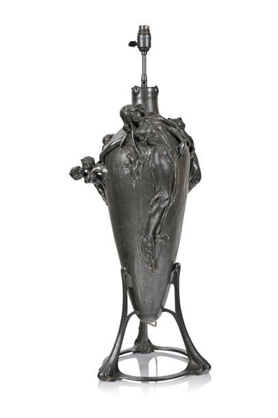 null H. MEINHARDT Vase en étain monté en lampe en forme d’amphore à décor en haut...