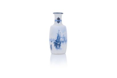 null LEGRAS Vase de forme ovoïde à petit col en verre opalin à décor émaillé de bateaux...