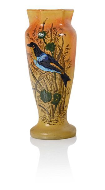 null LEGRAS Vase balustre en verre émaillé à décor d’un oiseau colibri branché. Signé....