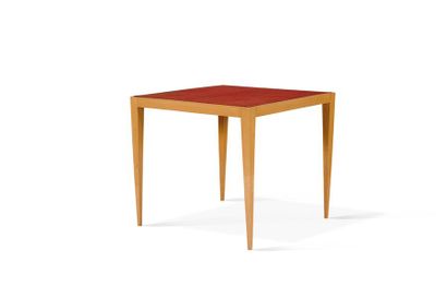 null Jean ROYÈRE (1902-1981) Table à jeu en sycomore à quatre pieds fuselés et plateau...