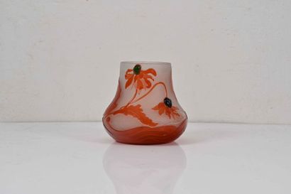 null Emile GALLÉ (1846-1904) Vase de forme bulbe à col ras en verre gravé à l’acide...