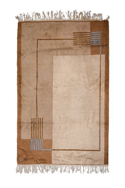 null Travail français vers 1930 Tapis en laine de forme rectangulaire à décor géométrique...