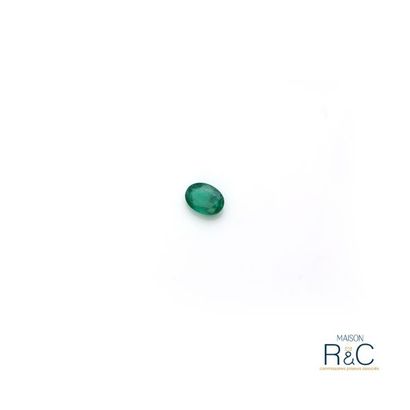 null Emeraude de forme ovale. 

Poids : 2,04 carats. 

Couleur : vert.

Certificat...