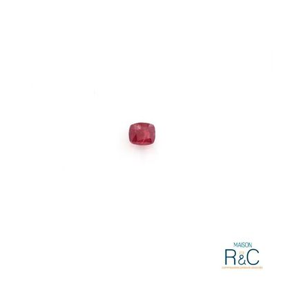 null Rubis de forme coussin rectangulaire. 

Poids : 4,83 carats. 

Couleur : rouge-rose....