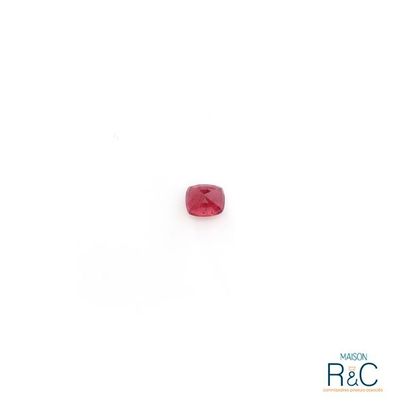 null Rubis de forme coussin rectangulaire. 

Poids : 4,83 carats. 

Couleur : rouge-rose....
