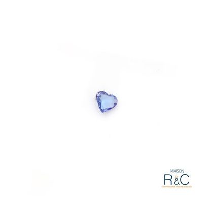 null Tanzanite de forme cœur. 

Poids : 3,01 carats.

Couleur : bleu-violet.