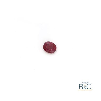 null Rubis de forme ovale. 

Poids : 6,29 carats.

Couleur : rouge 

Probablement...